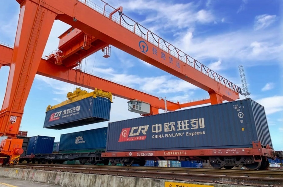 2022年4月29日，在鐵路合肥北站物流基地集裝箱作業(yè)區(qū)，龍門吊吊裝準(zhǔn)備發(fā)運(yùn)的中歐班列集裝箱。