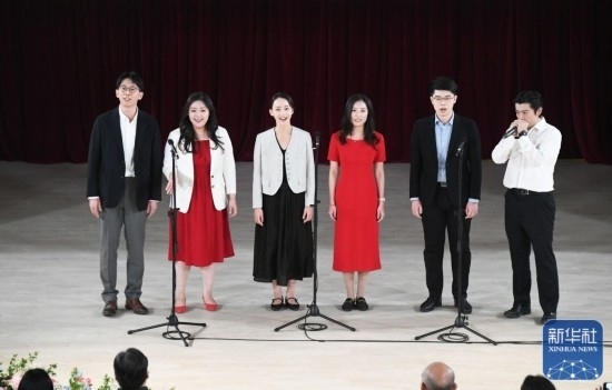 3月21日，國家開發(fā)銀行阿卡貝拉合唱團(tuán)在音樂會上演出。新華社記者 任超 攝