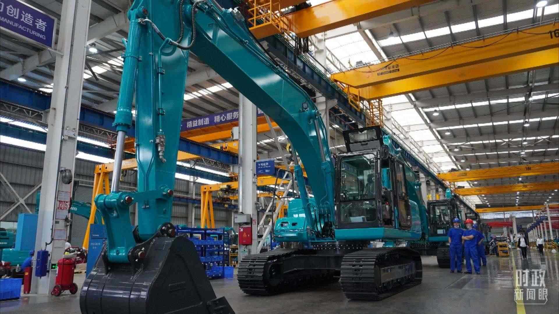 △這是山河智能大型挖掘機的組裝車間。2020年9月，習近平曾到此地考察。（總臺央視記者郭曉龍拍攝）