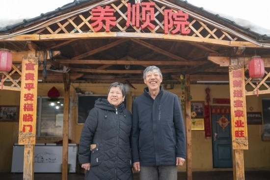 在伊春市友好區(qū)，伊春森工上甘嶺林業(yè)局有限責(zé)任公司溪水林場分公司退休職工劉養(yǎng)順（右）和老伴楊秋娥在自家農(nóng)家院中（3月13日攝）。新華社記者 謝劍飛 攝