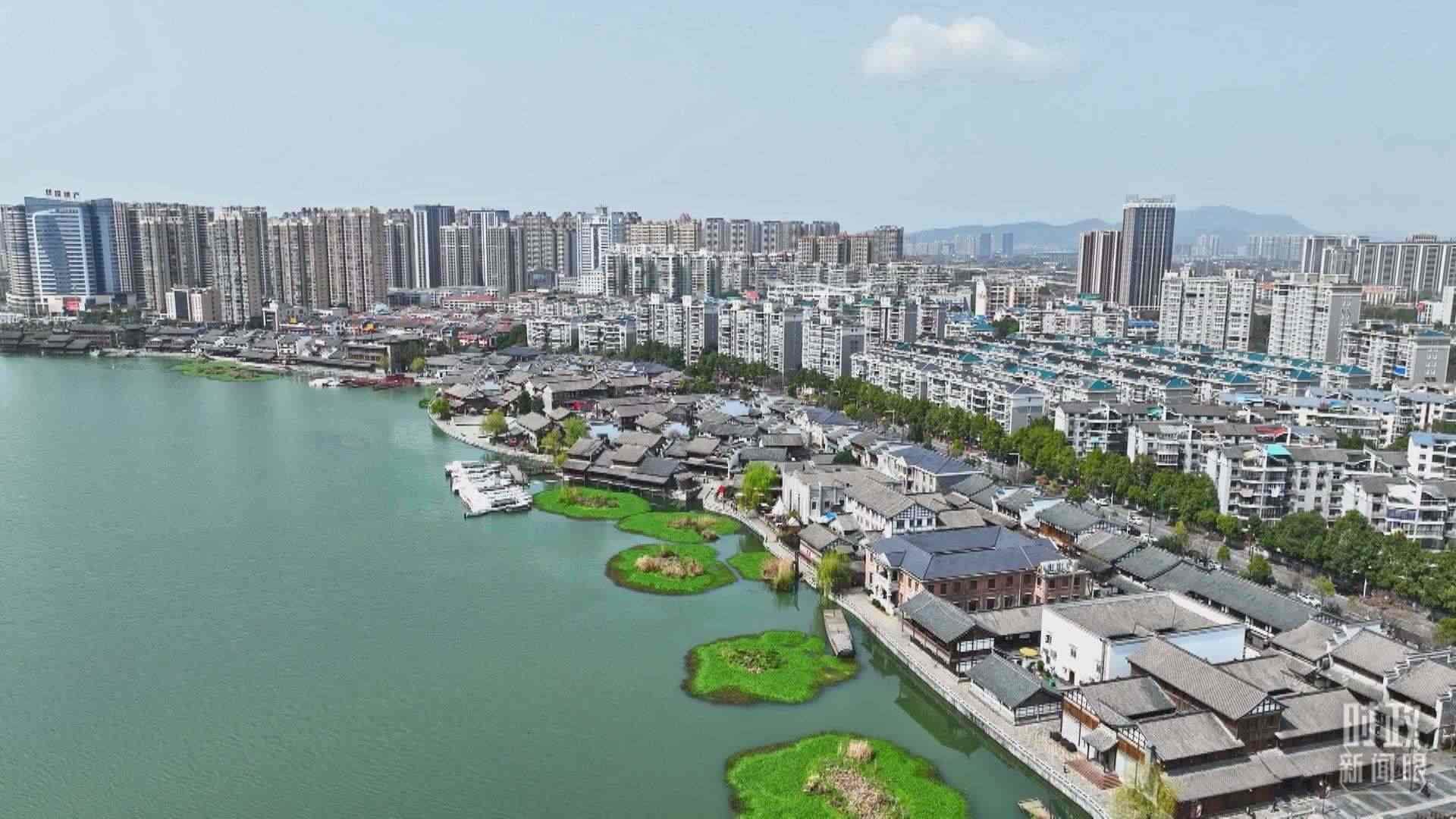 △沅江江畔，常德河街與現(xiàn)代建筑交相輝映。（總臺央視記者范凱拍攝）