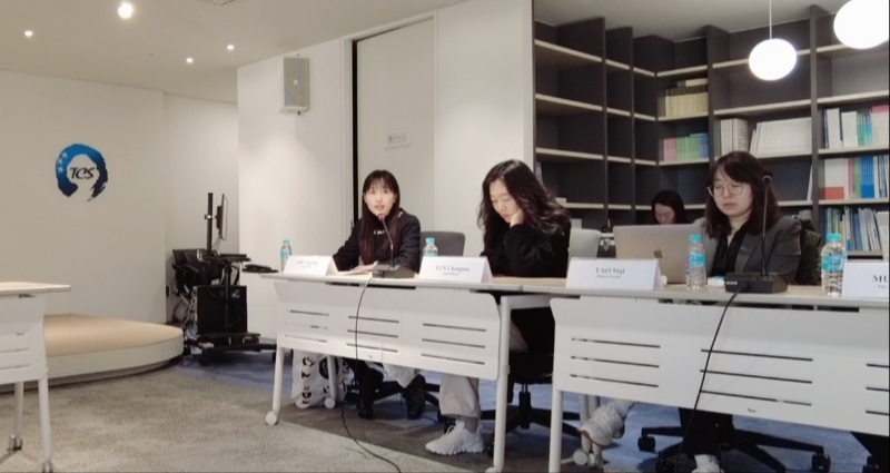 記者（左一）在交流活動(dòng)上，以加強(qiáng)中日韓三國(guó)經(jīng)濟(jì)合作、增進(jìn)三國(guó)民眾相互理解為主題發(fā)表演講。權(quán)小星攝