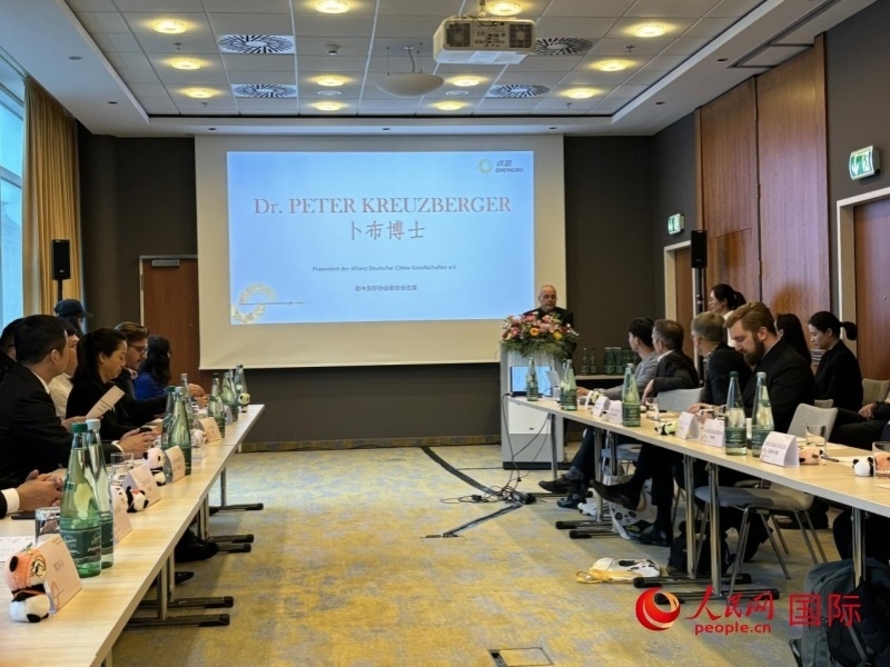 在成都文化旅游（柏林）推介座談會(huì)上，德中友好協(xié)會(huì)聯(lián)合會(huì)主席卜布致辭。人民網(wǎng)記者張慧中攝