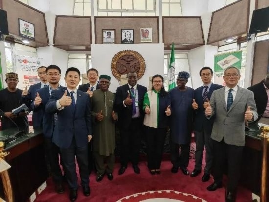 3月21日，與會嘉賓在首屆拉各斯論壇現(xiàn)場合影留念。（圖片由中國駐拉各斯總領(lǐng)事館提供）