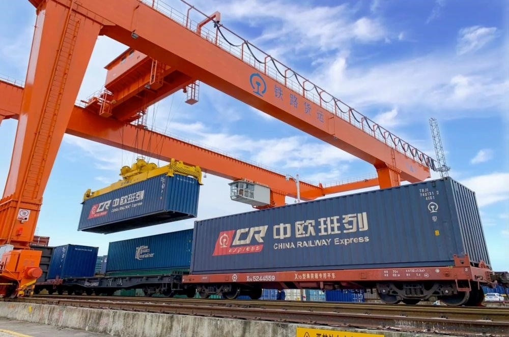△2022年4月29日，在安徽合肥北站物流基地集裝箱作業(yè)區(qū)，準備發(fā)運的中歐班列集裝箱。
