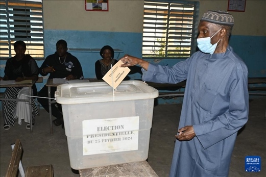 3月24日, 選民在塞內(nèi)加爾首都達(dá)喀爾的一處投票站投票。新華社發(fā)（登巴·蓋伊攝）