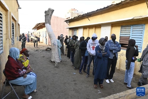 3月24日, 選民在塞內(nèi)加爾首都達(dá)喀爾的一處投票站前排隊(duì)。新華社發(fā)（登巴·蓋伊攝）