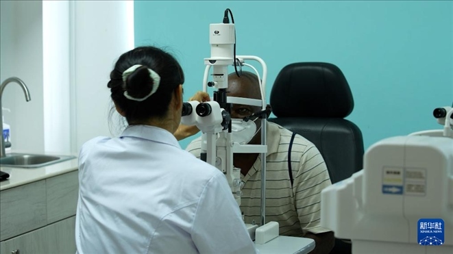 3月4日，在多米尼克羅索的中多友誼醫(yī)院眼科中心，援多醫(yī)療隊(duì)成員、南方醫(yī)科大學(xué)第三附屬醫(yī)院眼科主治醫(yī)師魯志卿為病人做檢查。新華社記者 王朝 攝