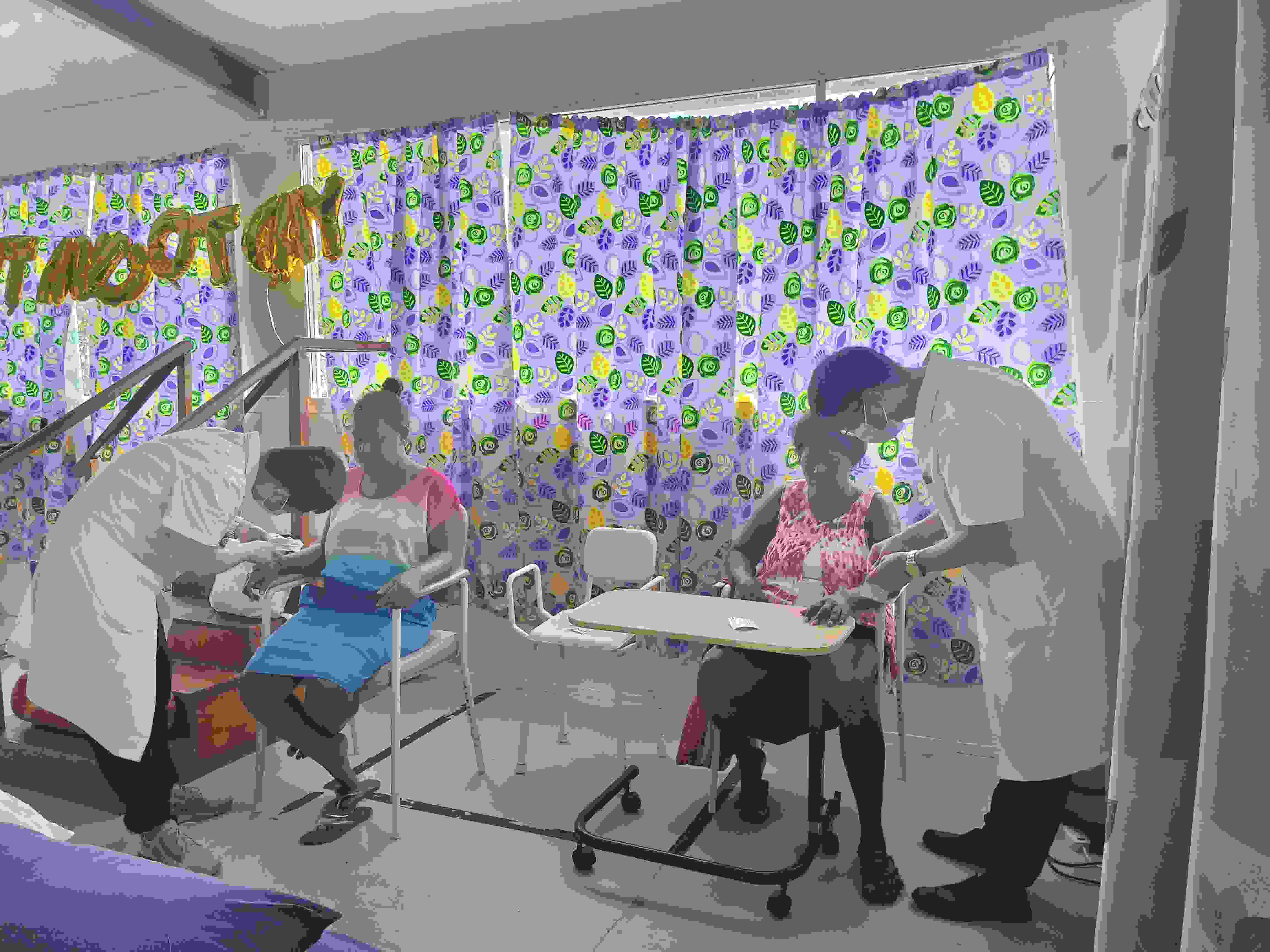 2023年7月3日，中國(guó)援助所羅門群島醫(yī)療隊(duì)針灸大夫在所羅門群島首都霍尼亞拉國(guó)家轉(zhuǎn)診醫(yī)院為患者治療。