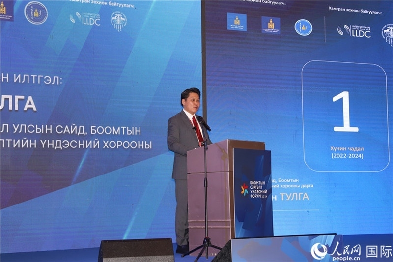 2.圖勒嘎部長做主旨報告。人民網(wǎng)記者 霍文攝_副本