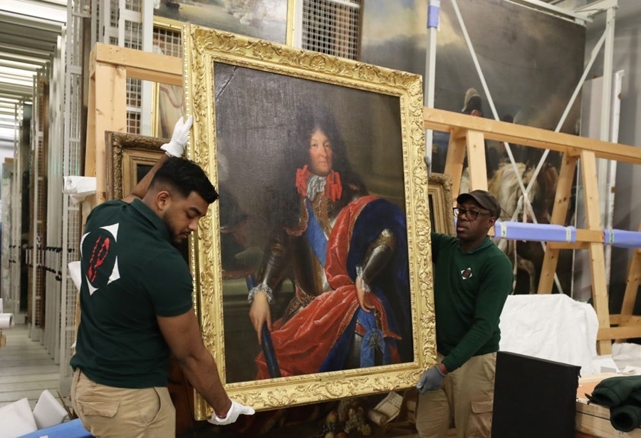 2024年3月11日，在法國巴黎近郊的凡爾賽宮，工作人員準備打包油畫《路易十四戎裝像》。在2024年中法建交60周年暨中法文化旅游年之際，凡爾賽宮和故宮博物院將于4月至6月在故宮共同舉辦“凡爾賽宮與紫禁城”展覽。凡爾賽宮工作人員將70余件法方展品打包裝箱，計劃在不久之后將其運往北京。新華社記者 高靜 攝