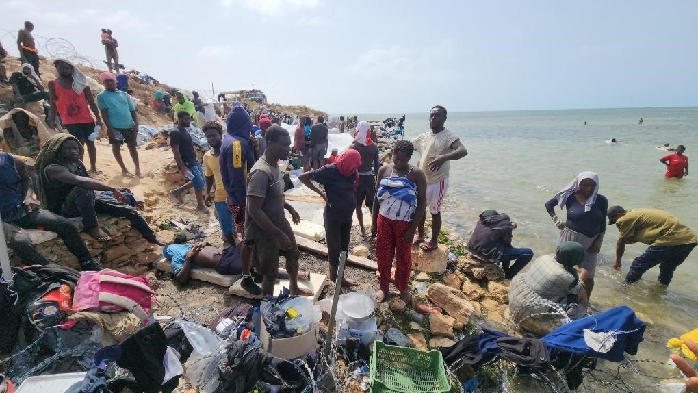 2023年7月26日，在突尼斯與利比亞邊境的艾季迪爾角，眾多移民滯留在地中海海岸邊。新華社發(fā)（哈姆扎·圖爾基亞攝）