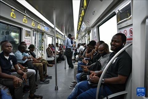 2月28日，在尼日利亞拉各斯，人們乘坐輕軌藍線列車。新華社記者 韓旭 攝