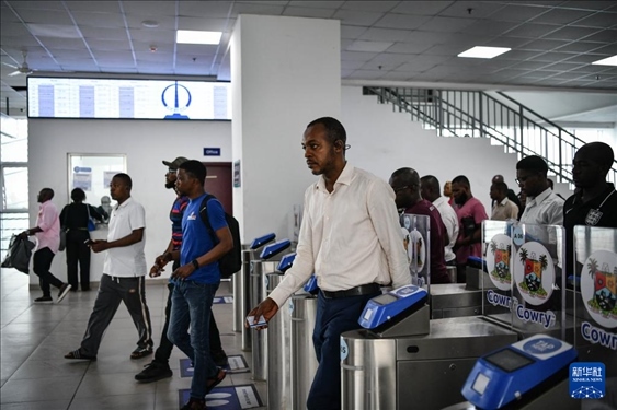 2月28日，在尼日利亞拉各斯，人們在輕軌藍線碼頭站刷卡出站。新華社記者 韓旭 攝