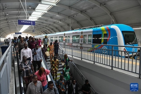 2月28日，在尼日利亞拉各斯，人們在輕軌藍線碼頭站下車出站。新華社記者 韓旭 攝