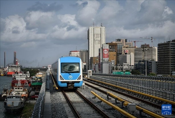 這是2月28日在尼日利亞拉各斯拍攝的一列輕軌藍線列車。新華社記者 韓旭 攝