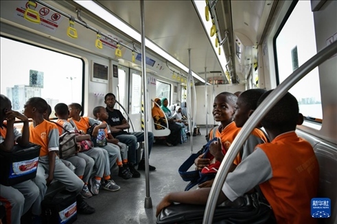 2月28日，在尼日利亞拉各斯，一所小學的學生們體驗乘坐輕軌藍線列車。新華社記者 韓旭 攝