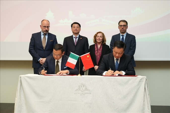 揚(yáng)州市政府與意大利中國商會簽署合作協(xié)議。 主辦方供圖