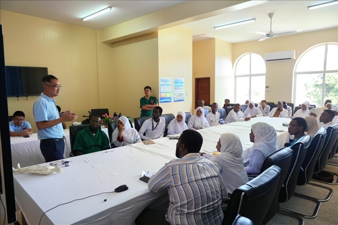 韋長群醫(yī)生進(jìn)行中醫(yī)講座。中國援桑醫(yī)療隊供圖