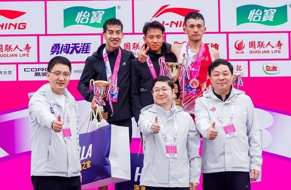 無(wú)錫市人民政府副秘書長(zhǎng)顧文龍，無(wú)錫市體育局黨組書記、副局長(zhǎng)楊宇華，海瀾集團(tuán)黨委副書記、副總裁江南共同為全國(guó)馬拉松錦標(biāo)賽（第一站）男子組前3名頒獎(jiǎng)。受訪者供圖