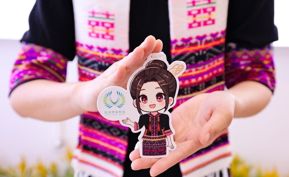 △2024年3月22日，博鰲機(jī)場(chǎng)工作人員展示“博鰲香”香氛卡片。