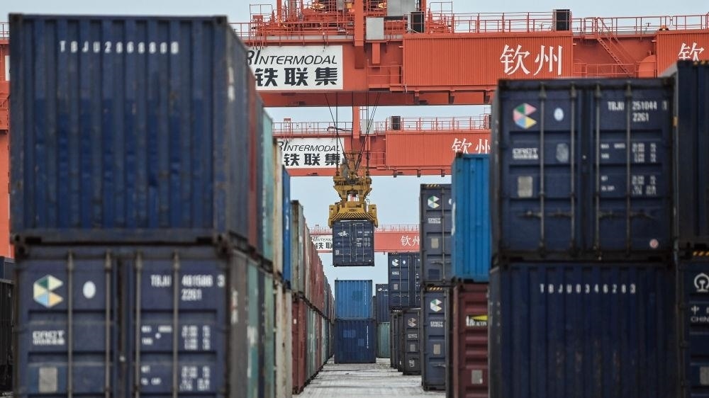 △2023年5月11日，在廣西欽州鐵路集裝箱中心站，塔吊在下卸集裝箱。近年來，在RCEP政策紅利推動(dòng)下，中國與東盟產(chǎn)業(yè)合作不斷深化，助力區(qū)域經(jīng)濟(jì)發(fā)展。