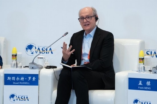 3月27日，《人工智能：現(xiàn)代方法》作者、加州大學(xué)伯克利分校計(jì)算機(jī)科學(xué)系教授斯圖爾特·羅素在分論壇上發(fā)言。新華社記者 曹夢(mèng)瑤 攝