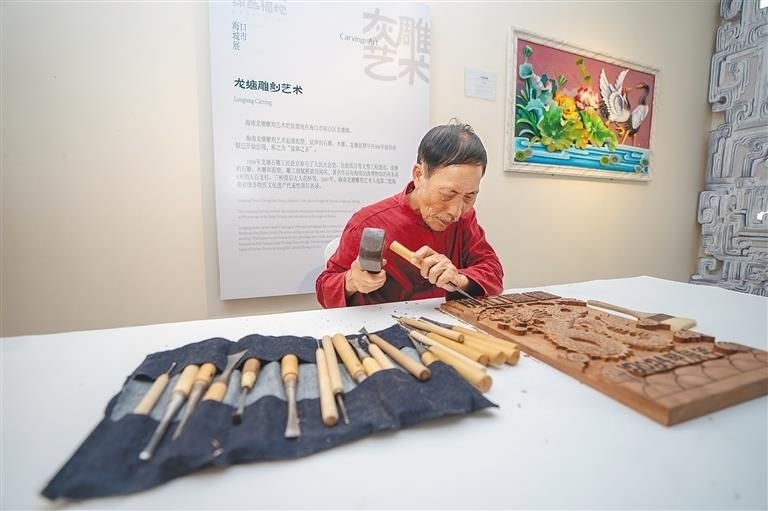 △2024年3月25日，在博鰲東嶼島文化公園海口城市展現(xiàn)場(chǎng)，非遺傳承人展演龍?zhí)恋窨趟囆g(shù)。