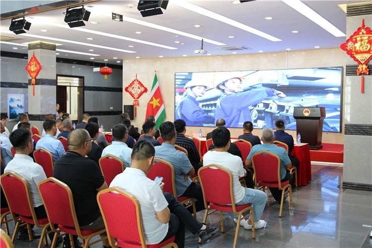 當(dāng)?shù)貢r(shí)間3月26日下午，中國(guó)品牌重型機(jī)械、載重車(chē)輛宣傳推介會(huì)在中國(guó)駐蘇里南大使館舉行。圖為宣介會(huì)現(xiàn)場(chǎng)。中國(guó)駐蘇里南大使館供圖