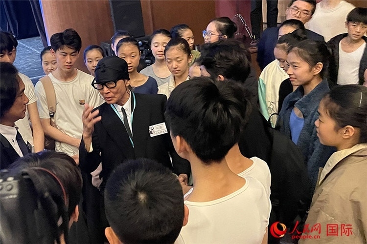 松山芭蕾舞團(tuán)總代表清水哲太郎與中央芭蕾舞團(tuán)舞蹈學(xué)校的學(xué)生們交流。人民網(wǎng)記者 張麗婭攝
