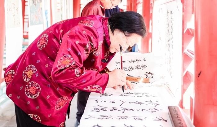 杏花節(jié)書畫展上書法家現(xiàn)場(chǎng)創(chuàng)作。受訪方供圖