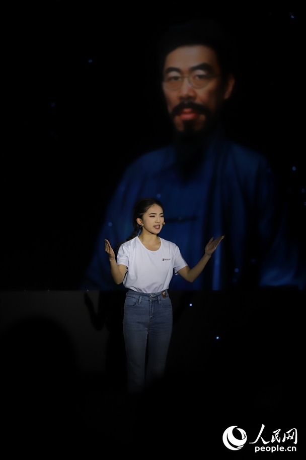 數(shù)字人“聞一多”與青年學(xué)生隔空對(duì)話。人民網(wǎng)記者 李發(fā)興攝