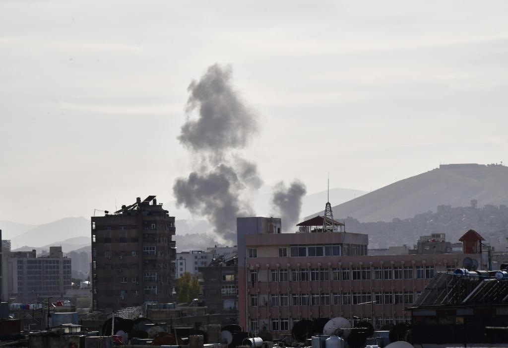 這是4月1日在敘利亞首都大馬士革拍攝的爆炸后升起的濃煙。新華社發(fā)（阿瑪爾攝）