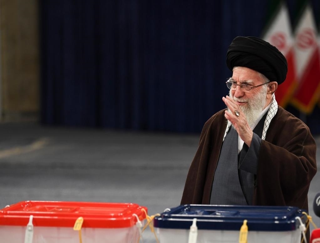 3月1日，在伊朗首都德黑蘭，伊朗最高領(lǐng)袖哈梅內(nèi)伊在設(shè)于領(lǐng)袖府內(nèi)的投票站投票。新華社記者沙達(dá)提攝