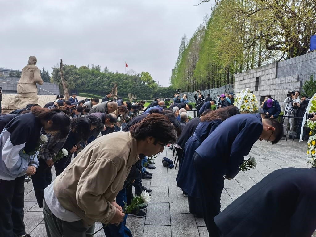 人們面向“哭墻”鞠躬。新華社記者邱冰清 攝