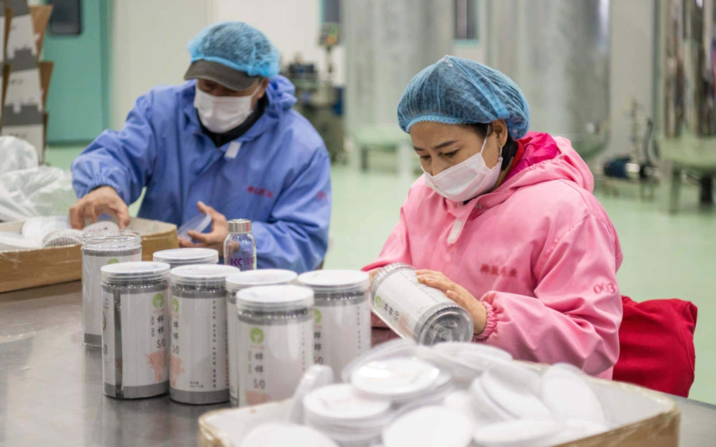 △2024年3月12日，黑龍江伊春一家公司內(nèi)，工作人員在包裝樺樹汁相關(guān)產(chǎn)品。