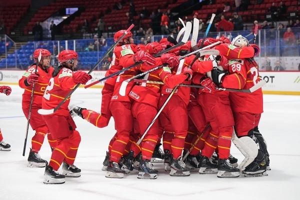 中國(guó)隊(duì)?wèi)c祝比賽勝利。圖片來(lái)源：國(guó)際冰聯(lián)