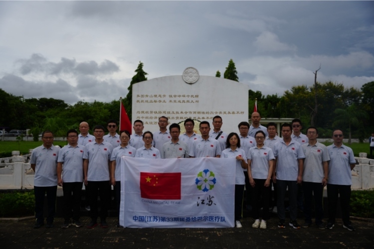 醫(yī)療隊(duì)合影。中國援桑醫(yī)療隊(duì)供圖