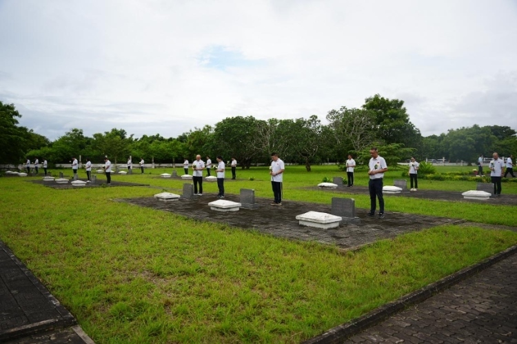 醫(yī)療隊(duì)隊(duì)員向烈士們獻(xiàn)花。中國援桑醫(yī)療隊(duì)供圖