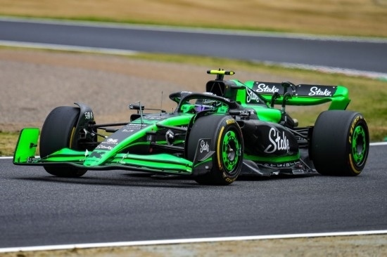 4月5日，索伯車隊中國車手周冠宇在練習賽中。新華社記者 張笑宇 攝