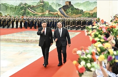 △2024年3月25日，習近平主席在北京人民大會堂同來華進行國事訪問的瑙魯總統(tǒng)阿迪昂舉行會談。這是會談前，習近平主席在人民大會堂北大廳為阿迪昂總統(tǒng)舉行歡迎儀式。