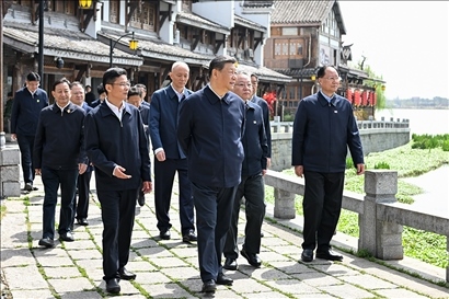 △2024年3月18日至21日，習近平總書記在湖南考察。這是19日上午，總書記在常德河街考察。