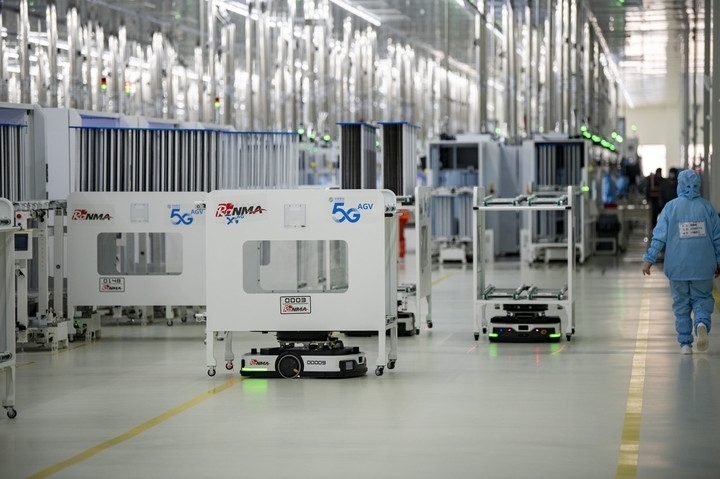 2024年1月10日，在位于浙江省金華市金義新區(qū)的潤馬光能集團(tuán)金華工廠智能化生產(chǎn)車間里，AGV（自動導(dǎo)引運(yùn)輸）小車忙碌穿梭在生產(chǎn)單元之間。圖源新華社