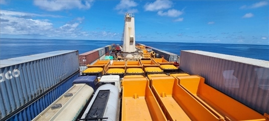 中蘇海運(yùn)直航貨輪在海上行駛。中國(guó)駐蘇里南大使館供圖