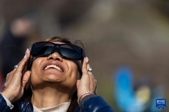 4月8日，一名女子在美國紐約州普拉茨堡觀看日食。新華社發(fā)（文森特·約翰遜攝）
