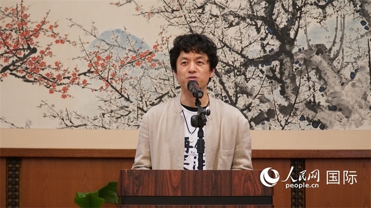 影片導(dǎo)演竹內(nèi)亮致辭。人民網(wǎng) 蔣曉辰攝