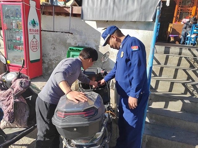 拉薩市消防救援支隊(duì)組織開展電動(dòng)自行車消防安全檢查工作。受訪者供圖