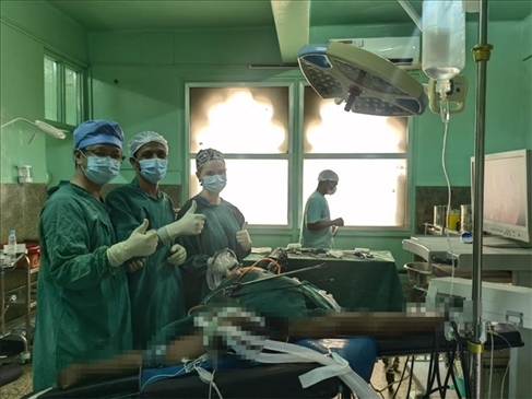 蔣國慶醫(yī)生（左）和當(dāng)?shù)蒯t(yī)生慶祝手術(shù)成功。中國援桑醫(yī)療隊供圖