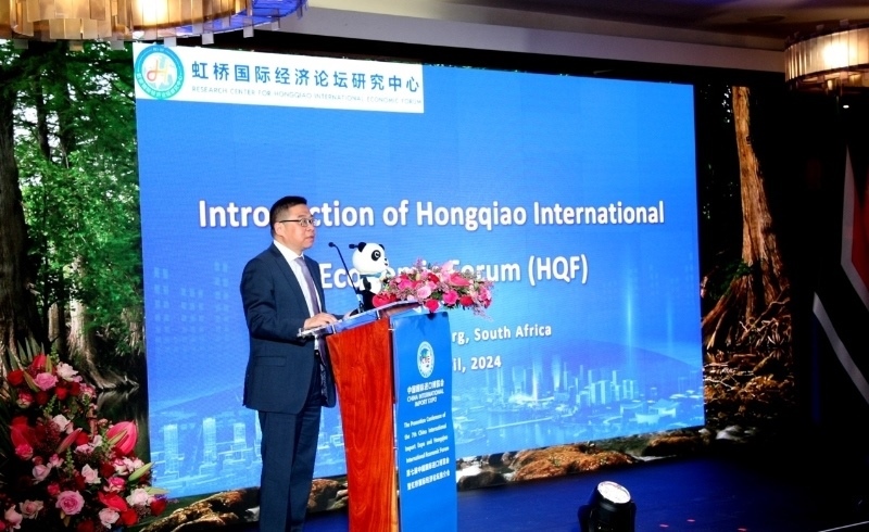 虹橋國(guó)際經(jīng)濟(jì)論壇研究中心副理事長(zhǎng)、商務(wù)部國(guó)際貿(mào)易經(jīng)濟(jì)合作研究院副院長(zhǎng)俞子榮致辭。（圖片來(lái)源：中國(guó)國(guó)際進(jìn)口博覽會(huì)官微）