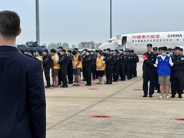 中國籍涉賭詐違法犯罪嫌疑人從柬埔寨被押解回國。人民網(wǎng)記者 郝萍攝